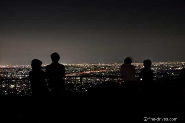 油山片江展望台で夜景を眺めるカップル