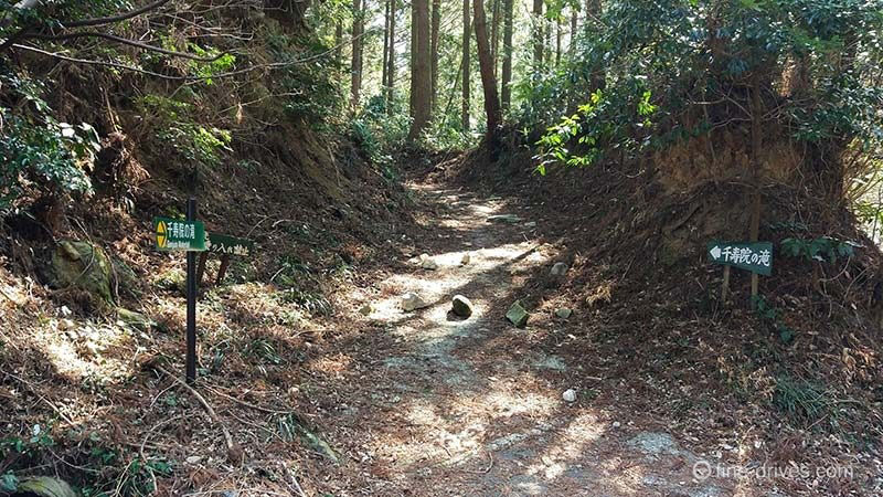 千寿院の滝への入り口