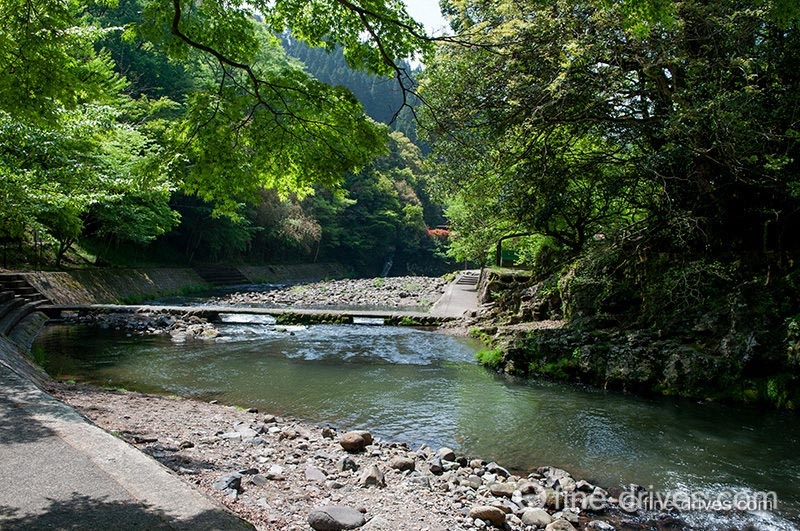 滝から流れる川