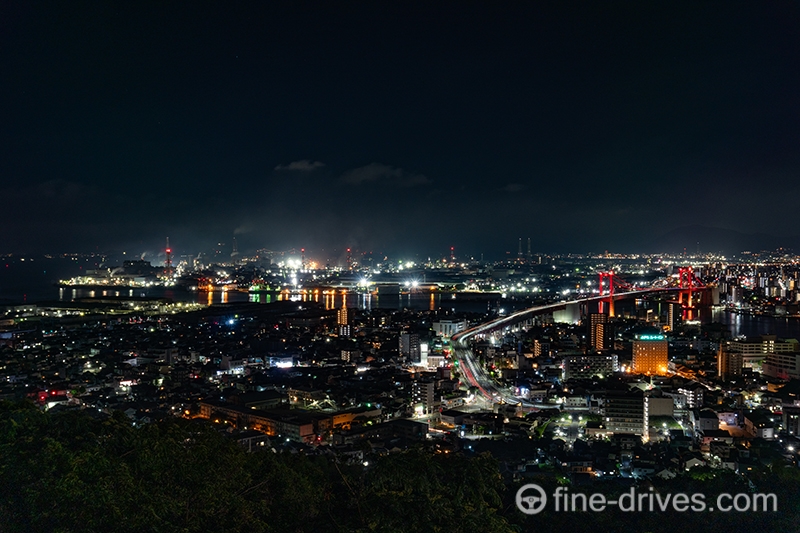 高塔山展望台から見る若戸大橋