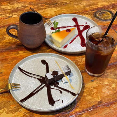 注文したコーヒーとスイーツ