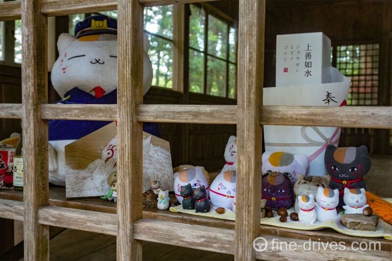 雨宮神社の社殿にニャンコ先生が
