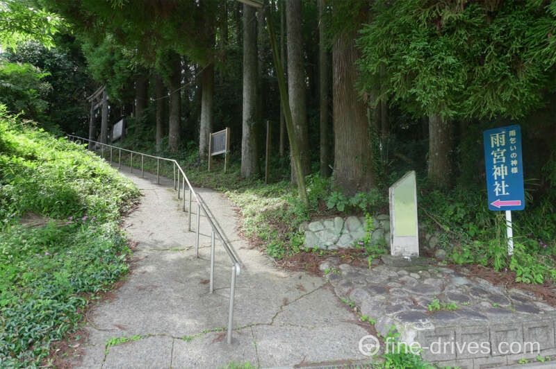 入口から鳥居までは勾配のある坂道