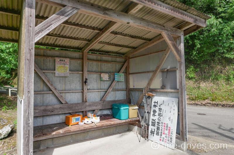 晴山バス停の待合室