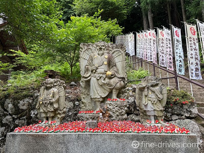 天狗の石像
