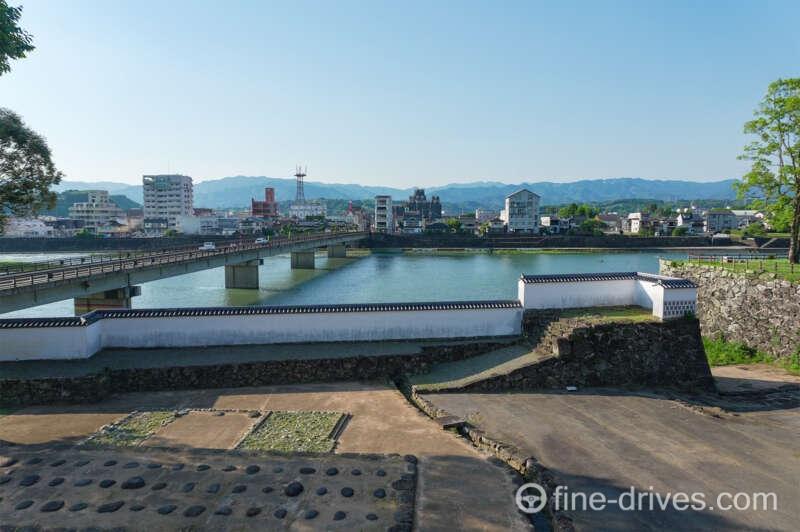 人吉城跡の石垣からみた人吉市の街並み