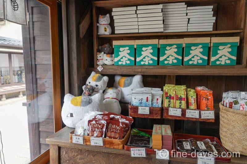 立山商店の店内にある夏目友人帳グッズ