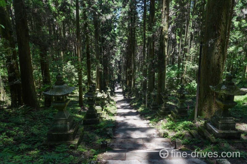 上色見熊野座神社 の参道を上から見た様子