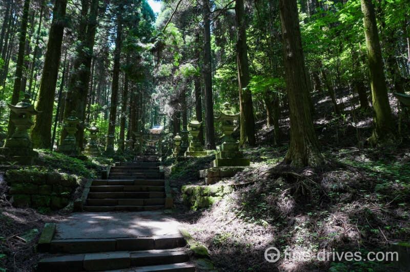 上色見熊野座神社の石灯籠