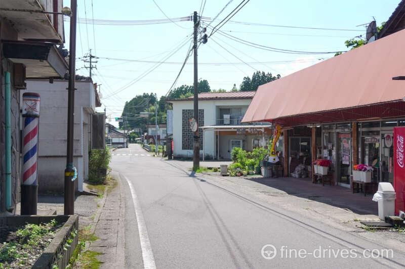 ファミリーストア魚住前_多良木町の街並み