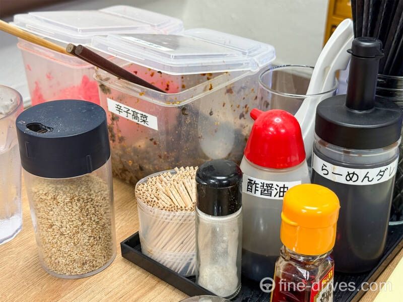 らーめん へんちくりんのテーブル調味料と薬味など